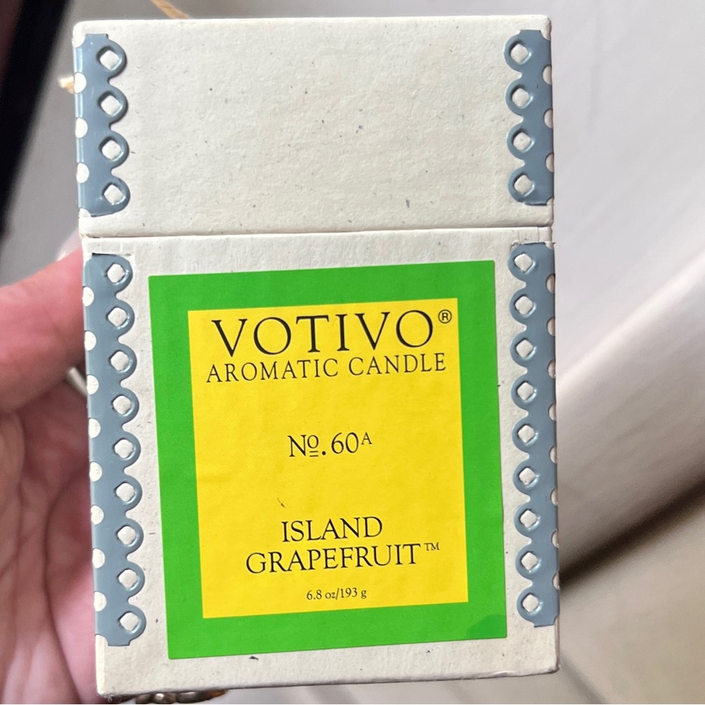 Votivo Aromatic 6.8 oz Candle in Island Grapefruit